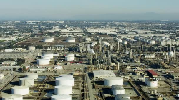 Ilmakuva Los Angeles kaupunkikuva Torrance öljynjalostamo - Materiaali, video