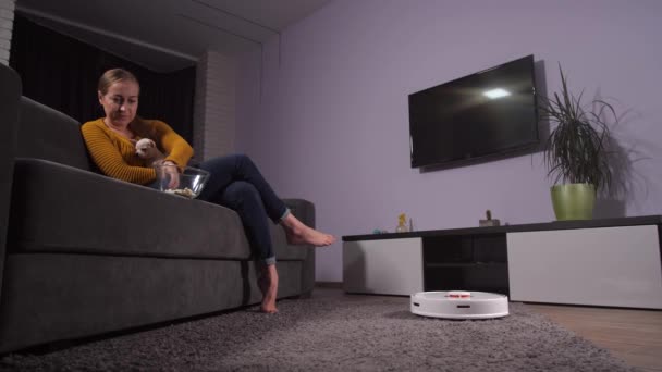 Unachtsame Frau zerbricht Schüssel Popcorn zu Hause - Filmmaterial, Video