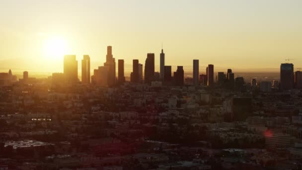 Letecký východ slunce pohled Westlake LA finanční okres mrakodrapy - Záběry, video