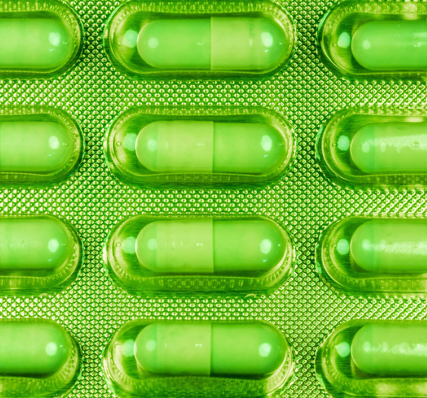 Una toma de vista superior de cápsulas verdes médicas - concepto de nueva normalidad - Foto, imagen