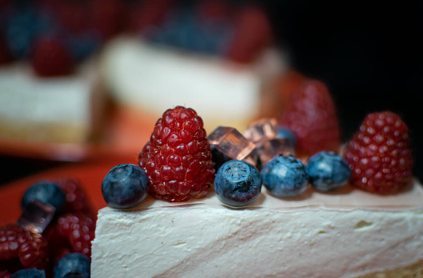 ケーキの上の果実の選択的な焦点ショット - 写真・画像