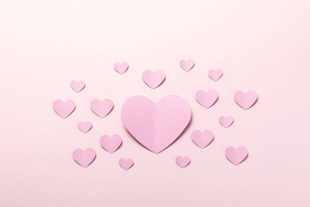 A pink Valentine card with hearts - Фото, зображення