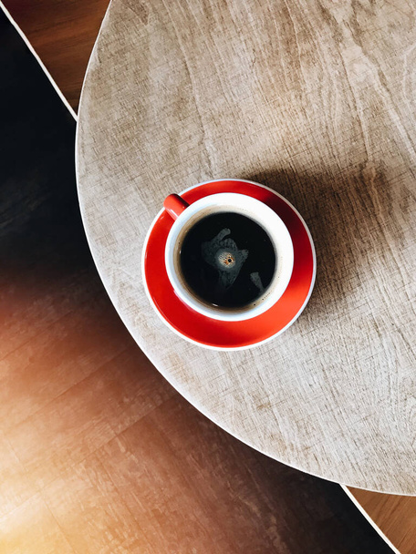 Κόκκινο φλιτζάνι του μαύρου καφέ - Φωτογραφία, εικόνα