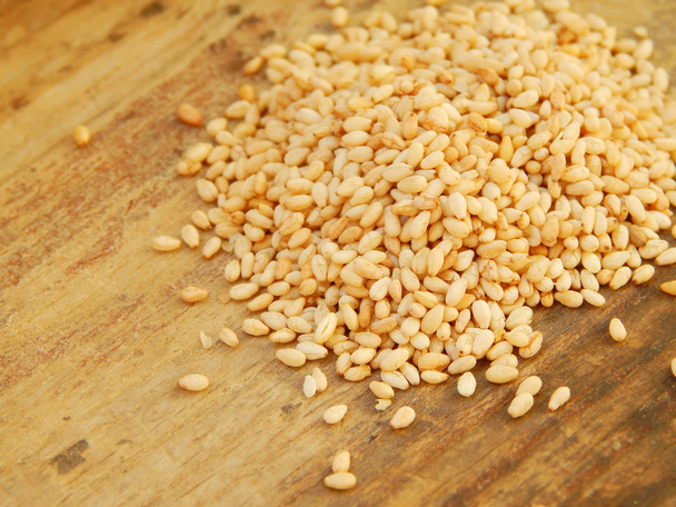 Sezamová semínka izolovaných na dřevěné pozadí - Fotografie, Obrázek