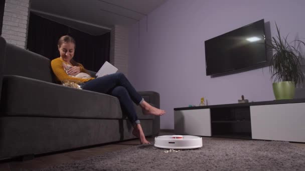 Junge Frau genießt Freizeit auf Sofa mit Haustier - Filmmaterial, Video