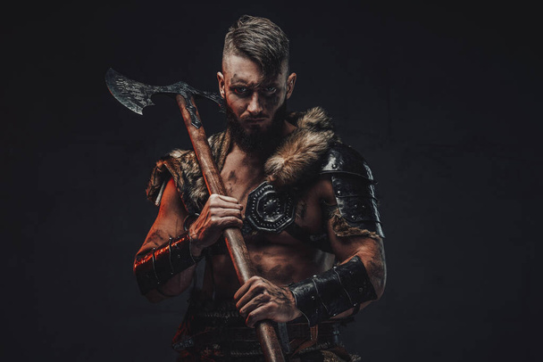 Savage lutador nórdico em armadura leve com enorme machado - Foto, Imagem