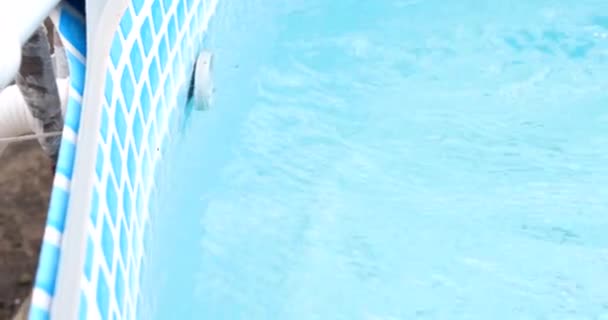 Pool-Filter funktioniert im blauen Schwimmbad - Filmmaterial, Video