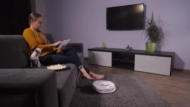 Hübsche Frau entspannt auf Sofa mit Tablet und Haustier - Filmmaterial, Video
