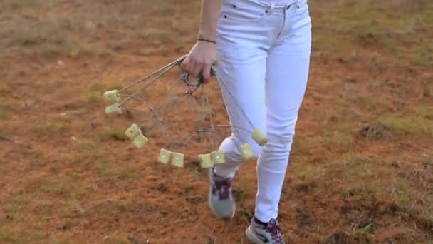 Mujer sosteniendo cuerdas de acero con kevlar - Imágenes, Vídeo