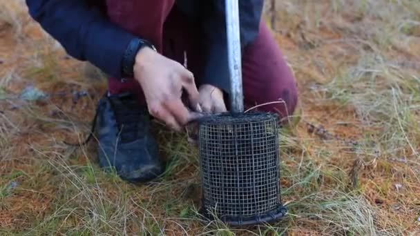 Człowiek naprawianie sieci węgiel drzewny do zagłuszania ognia - Materiał filmowy, wideo
