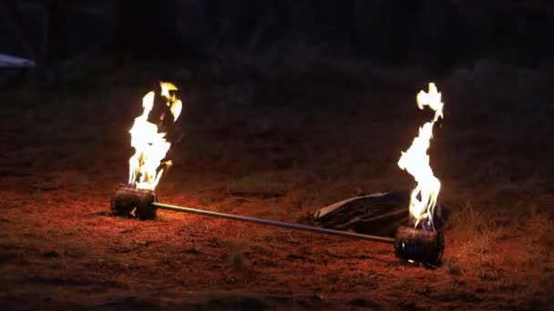 Palillo de fuego con llama ardiendo en la red - Imágenes, Vídeo