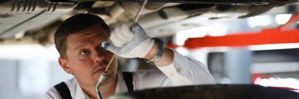 Auto mecánico reparación de coches en la estación de servicio de reparación
 - Foto, Imagen