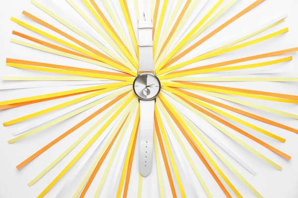 Relógio de pulso com tiras de papel no fundo branco - Foto, Imagem