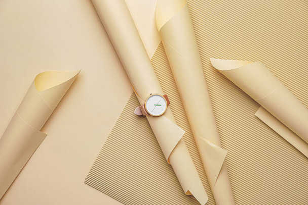 Renk arkaplanında kağıt kağıtlar olan bilek saati - Fotoğraf, Görsel