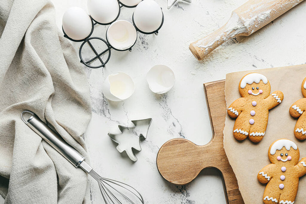 Composizione con biscotti di pan di zenzero e ingredienti su sfondo bianco - Foto, immagini