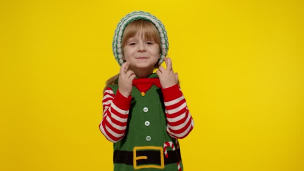 Concepto de deseo navideño. Niño adolescente chica en Navidad elfo Santa ayudante traje haciendo un deseo, reza - Metraje, vídeo