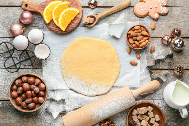 Čerstvé těsto na perníkové sušenky a ingredience na stole - Fotografie, Obrázek