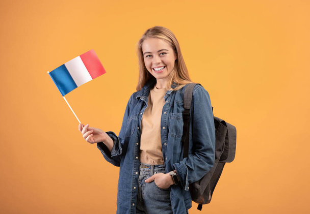 Fransa 'dan öğrenci ve misafir değişimi. Sıradan giyinmiş mutlu sarışın genç bayan. - Fotoğraf, Görsel