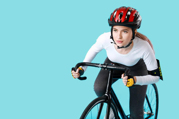 Žena cyklistka jízda na kole na barevném pozadí - Fotografie, Obrázek