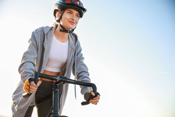 Kobieta rowerzysta jazda na rowerze na zewnątrz - Zdjęcie, obraz