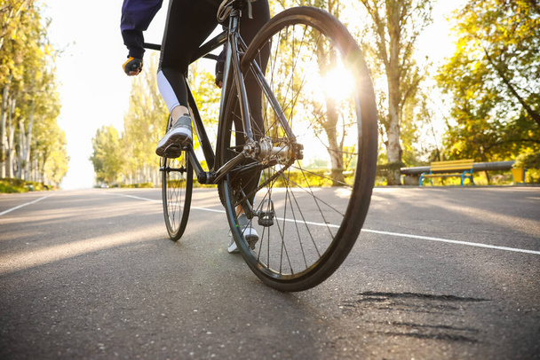 ciclista mujer montar en bicicleta al aire libre - Foto, Imagen
