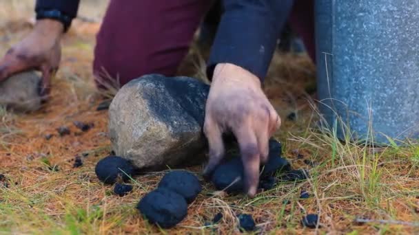 Muž rozbíjí uhlíkovou skálu na kousky - Záběry, video