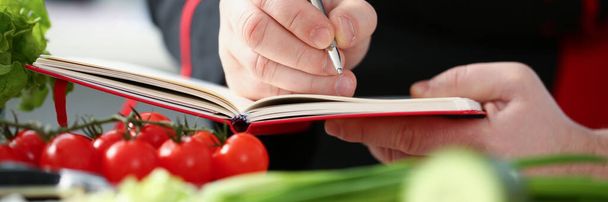 Šéfkuchař rukopis zdravé dietní menu v notebooku - Fotografie, Obrázek