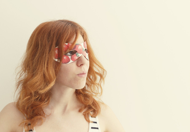 Superheld meisje dragen masker met aardbeien - Foto, afbeelding