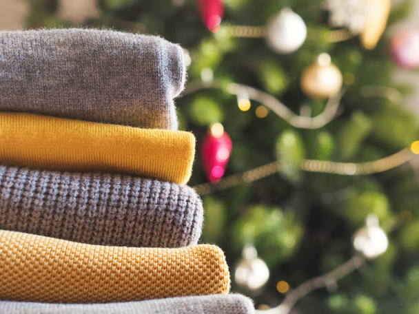 Color amarillo iluminado y suéteres grises de invierno - Foto, imagen