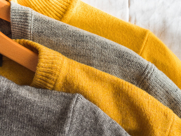 Жовтий освітлений колір і сірі зимові светри
 - Фото, зображення