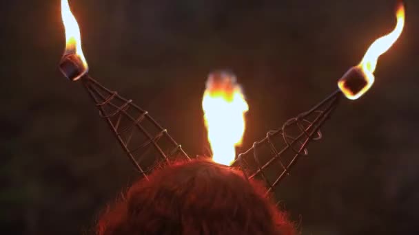 Frau trägt Metallhörner mit Feuer - Filmmaterial, Video