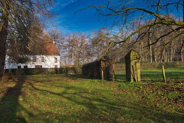 裏庭や破損したフェンスを持つ古い田舎の家,ラスネのMaransartの秋の性質,ベルギー - 写真・画像