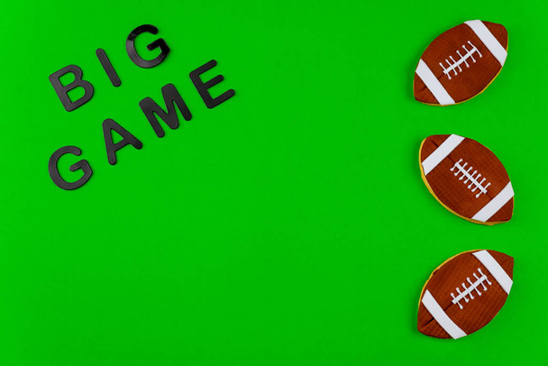 Text großes Spiel auf grünem Hintergrund für American Football Saison. Profisport. - Foto, Bild