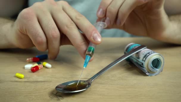 el adicto recoge heroína con una jeringa - Metraje, vídeo