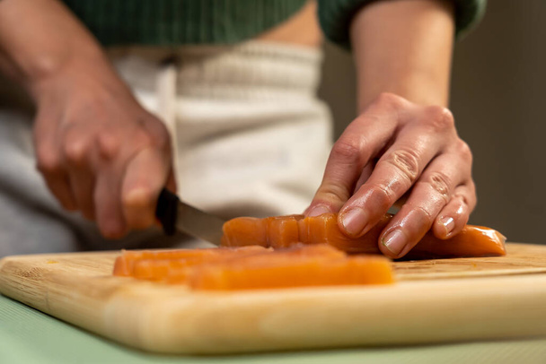 A closeup shot of a person cutting salmon for sushi - Foto, Imagem