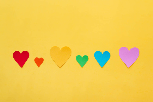 Um cartão amarelo Valentim com corações coloridos - Foto, Imagem