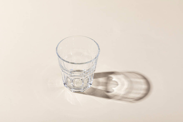 A vertical shot of a whiskey glass with shadow - Фото, зображення