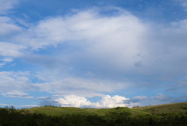 A mesmerizing cloudscape over green valleys - Foto, Bild