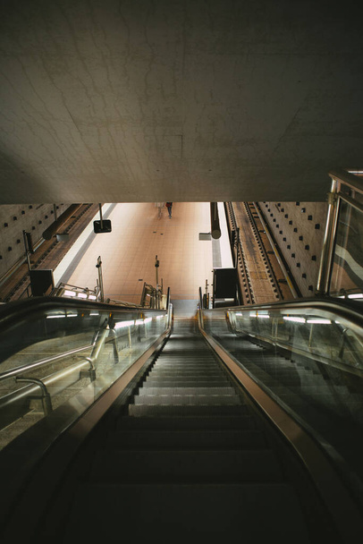 Високий кут пострілу ескалатора на станції метро
 - Фото, зображення