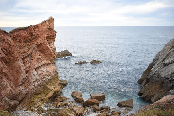 A beautiful shot of a sea with rocks - Φωτογραφία, εικόνα