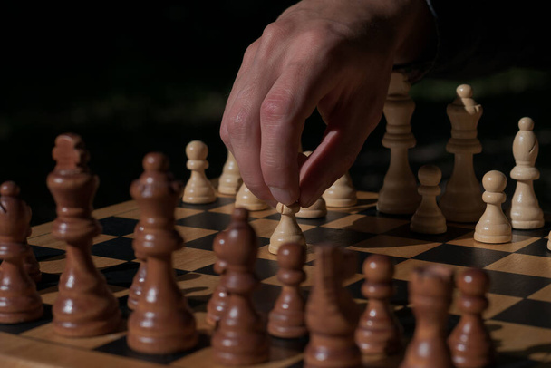 Un primer plano de mano masculina jugando ajedrez - Foto, Imagen
