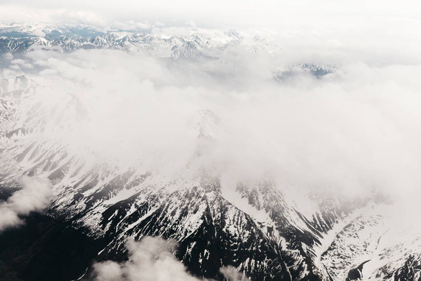 アラスカのハリマン・フォードの山頂と氷河の空中写真 - 写真・画像