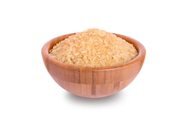 Montón de arroz dorado en la superficie de la vista superior del tazón aislado en blanco
 - Foto, imagen