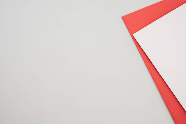A closeup shot of red and white papers on a gray background - 写真・画像