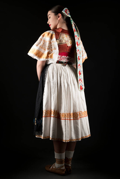 Nuori kaunis laiska nainen perinteisessä mekossa. Slovakian kansanperinne - Valokuva, kuva