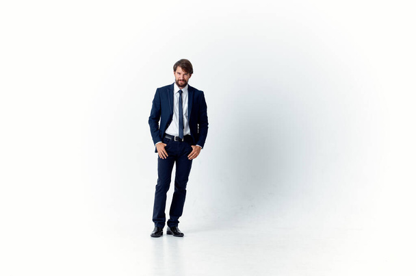 человек в костюме с галстуком уверенность в себе официальный изолированный фон - Фото, изображение