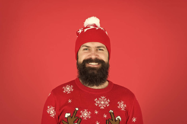 Christmas Sale is on. bearded man in hat red background. mature hipster in knitted sweater. wear warm clothes this season. its cold outside. winter holiday atmosphere. portrait of happy santa man - Foto, Imagem