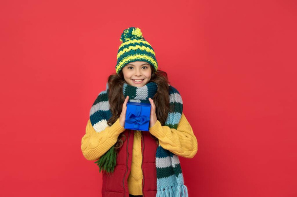 enjoy home shopping. teenage girl in woolen garment with gift. warm clothing trends. childhood happiness. kid in knitwear hold present box. ready for holidays. boxing day. autumn season fashion - Foto, imagen