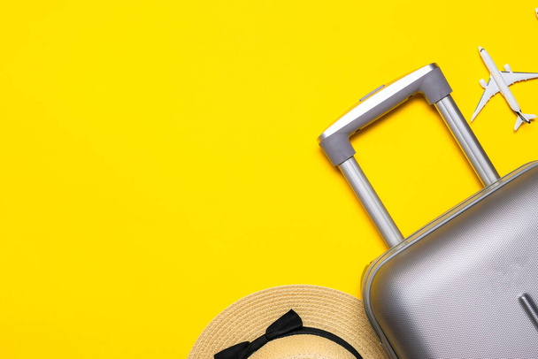 Meritausta. Matkatarvikkeet matkalaukku, valkoinen kone, palmunlehtiä minimaalinen matka loma käsite keltaisella pohjalla. Kesäloma ja tuote mainos käsite - Valokuva, kuva