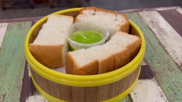 Tay buharı "sangkaya" ya da pandan kaya ekmeği ünlü Tayland restoranında tatlı olarak.. - Video, Çekim